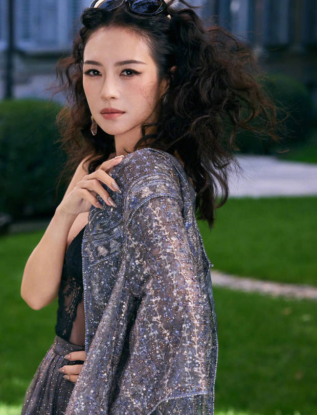 章子怡亮相米兰时装周，晒黑丝透视吊带美照，性感吸睛超抢镜 -6