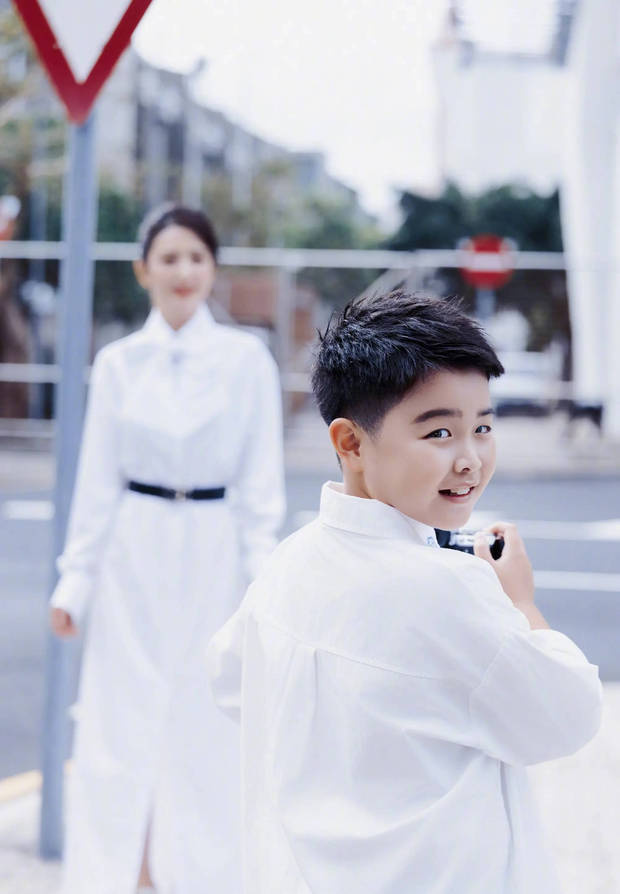 佟丽娅与朵朵同框晒照，母子携手登台表演，温情满满 -1