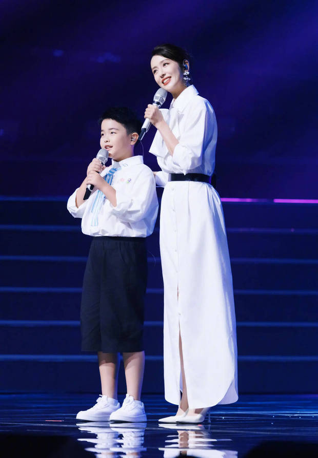 佟丽娅与朵朵同框晒照，母子携手登台表演，温情满满 -4