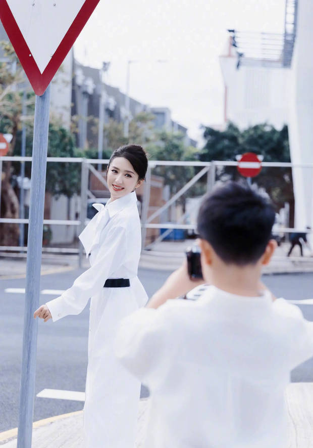 佟丽娅与朵朵同框晒照，母子携手登台表演，温情满满 -2