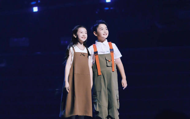 佟丽娅与朵朵同框晒照，母子携手登台表演，温情满满 -7