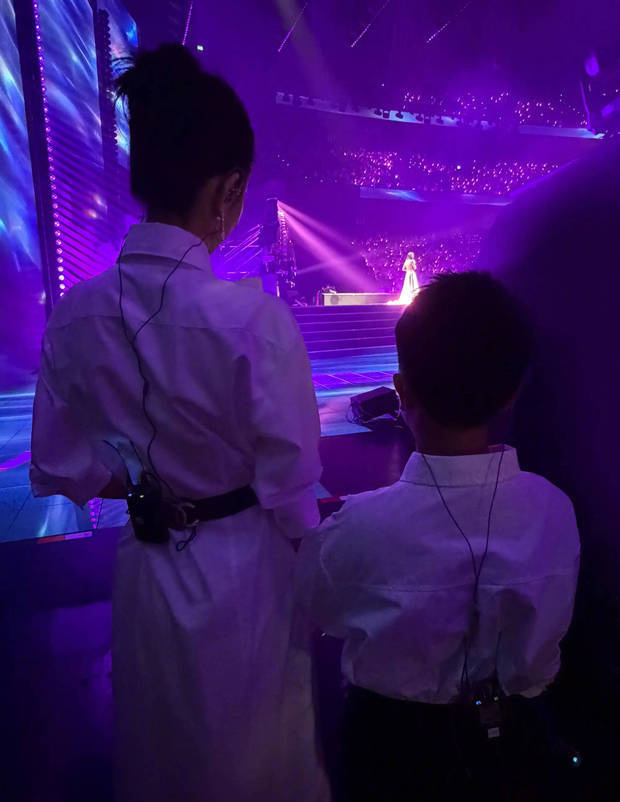 佟丽娅与朵朵同框晒照，母子携手登台表演，温情满满 -5