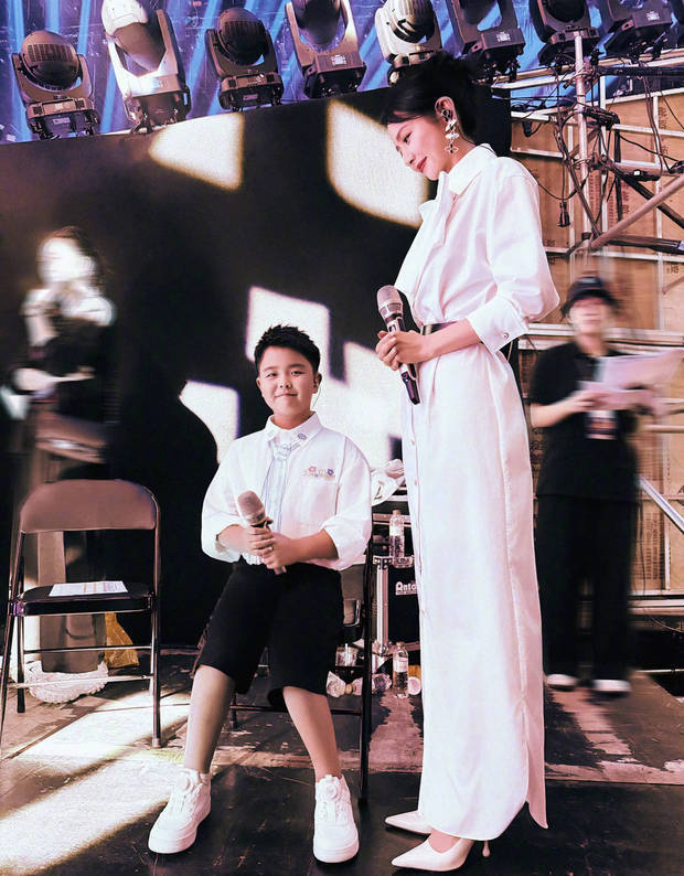 佟丽娅与朵朵同框晒照，母子携手登台表演，温情满满 -6