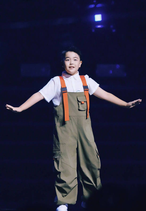 佟丽娅与朵朵同框晒照，母子携手登台表演，温情满满 -9