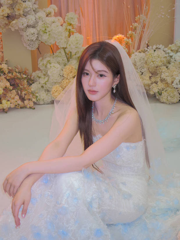 赵露思一袭婚纱灿若星辰！眼神明亮看向镜头，明艳动人 -4