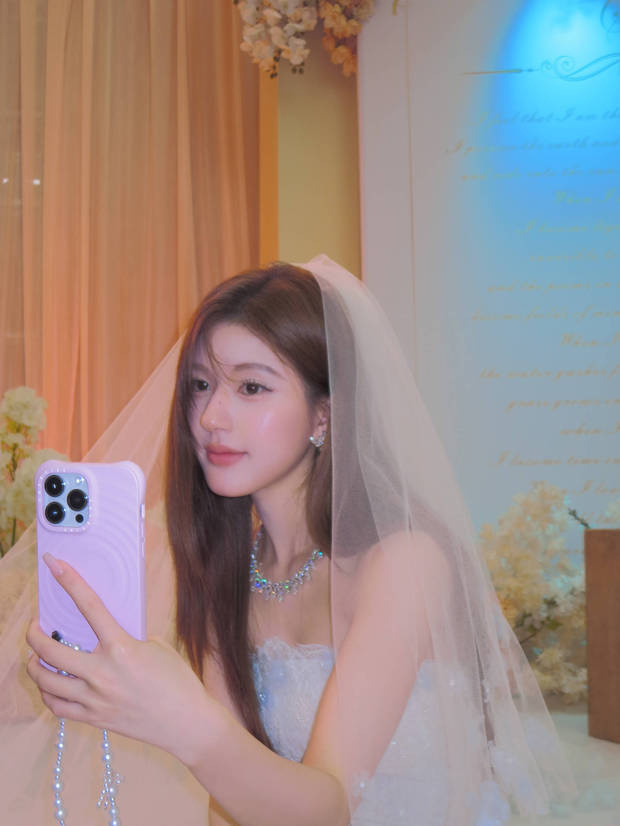 赵露思一袭婚纱灿若星辰！眼神明亮看向镜头，明艳动人 -1