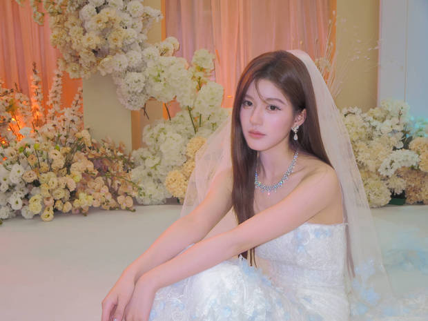 赵露思一袭婚纱灿若星辰！眼神明亮看向镜头，明艳动人 -3