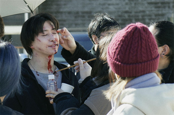 鲜血淋漓拳击搏命…《全裸导演》主创新作曝幕后 -1