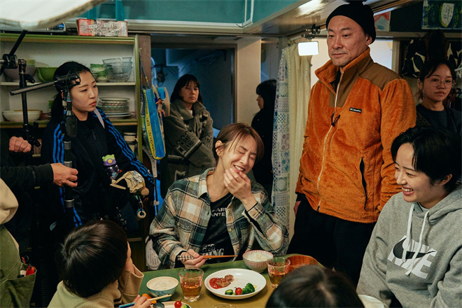 鲜血淋漓拳击搏命…《全裸导演》主创新作曝幕后 -3