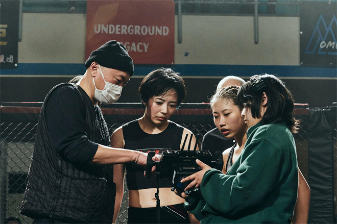 鲜血淋漓拳击搏命…《全裸导演》主创新作曝幕后 -2