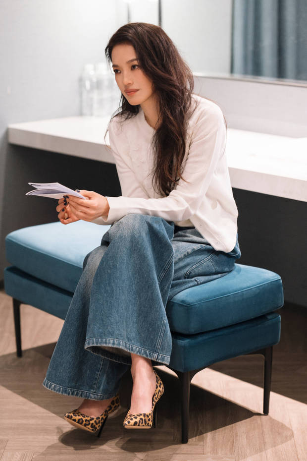 舒淇发布会造型简约时尚 笑容明媚松弛感拉满 -1