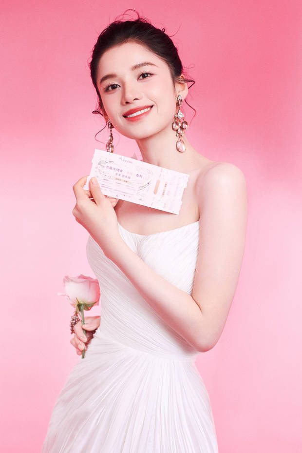 张婧仪穿白色长裙秀美背 甜美明媚灵动俏皮 -7