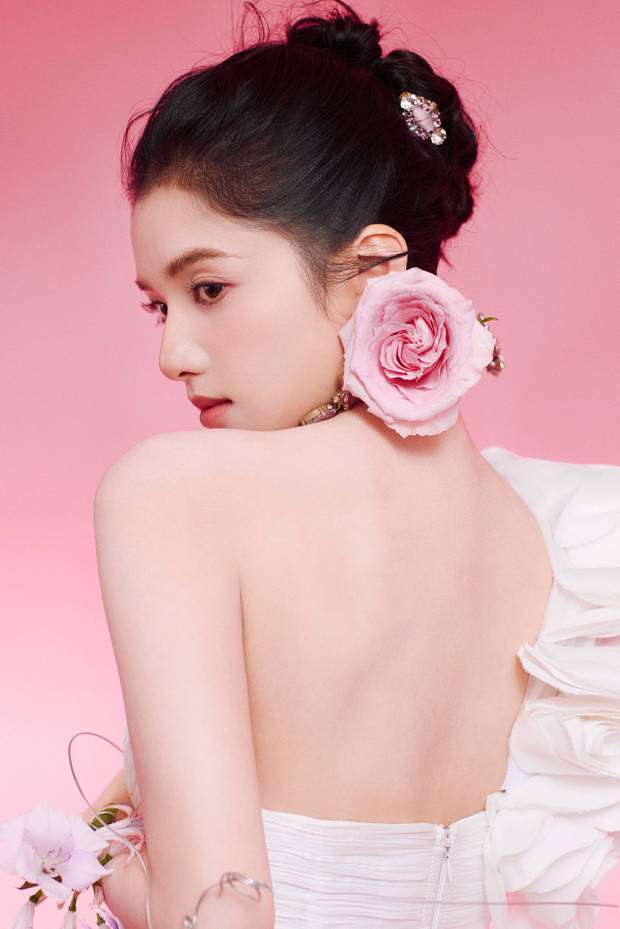 张婧仪穿白色长裙秀美背 甜美明媚灵动俏皮 -1