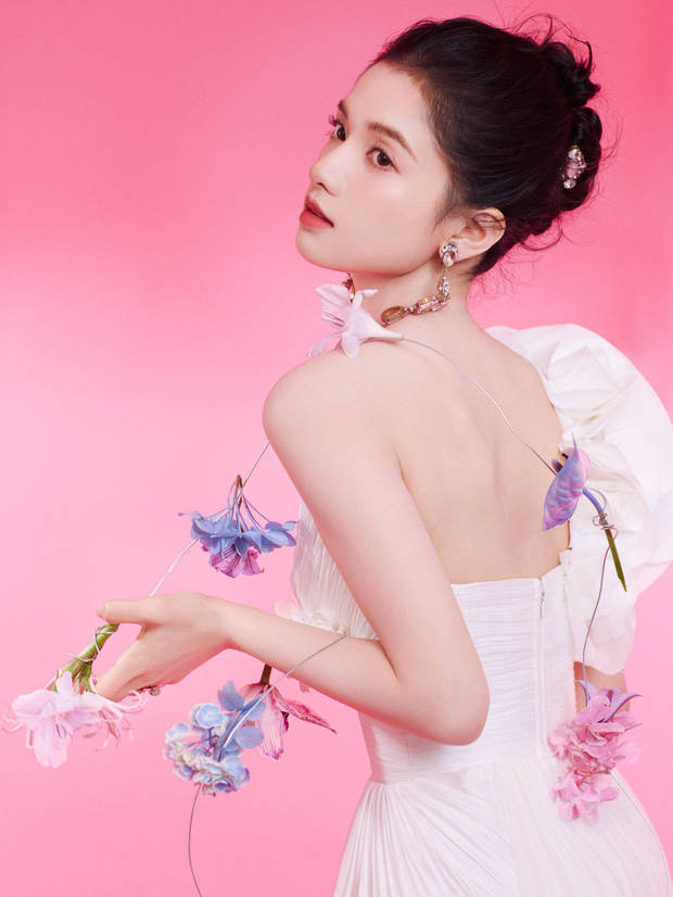 张婧仪穿白色长裙秀美背 甜美明媚灵动俏皮 -2