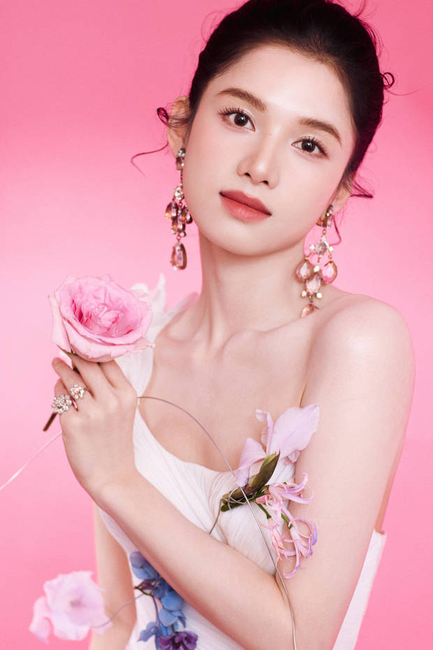 张婧仪穿白色长裙秀美背 甜美明媚灵动俏皮 -5