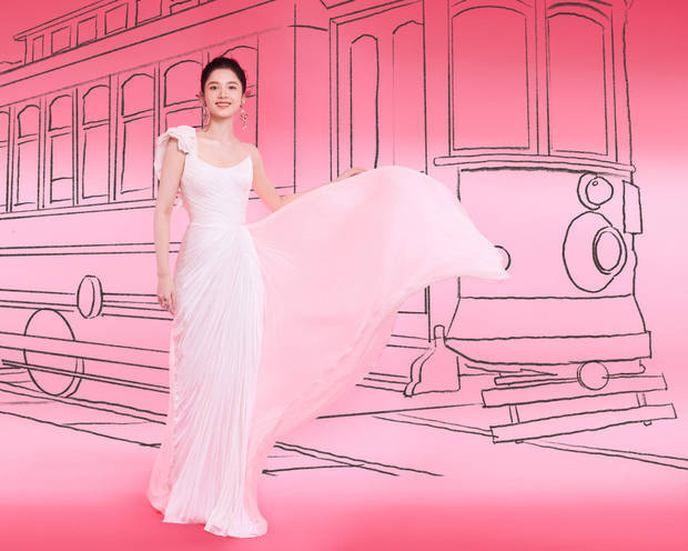 张婧仪穿白色长裙秀美背 甜美明媚灵动俏皮 -6