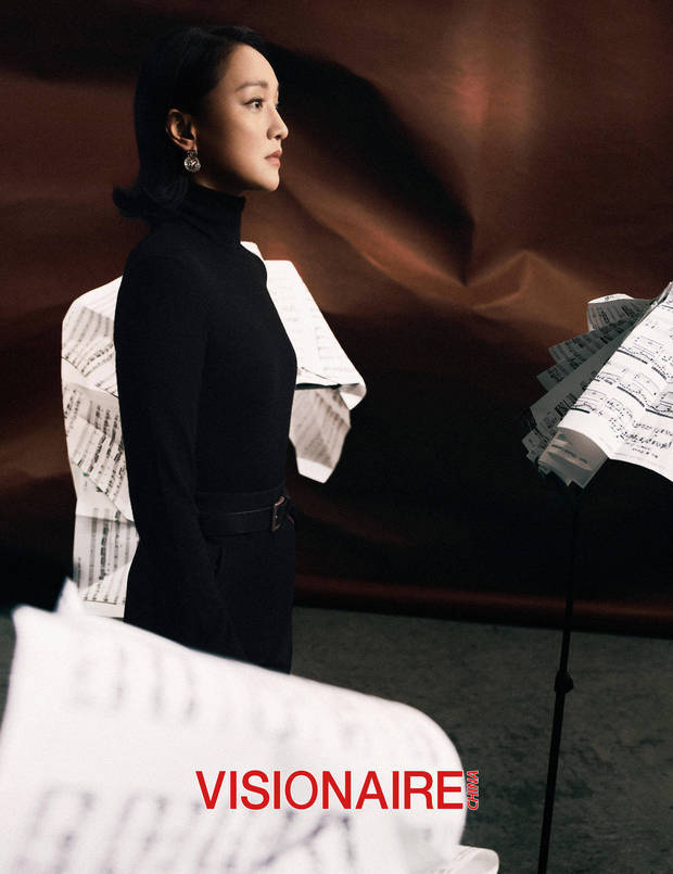 周迅白披肩配豹纹帽造型 优雅大气又不失前卫 -6