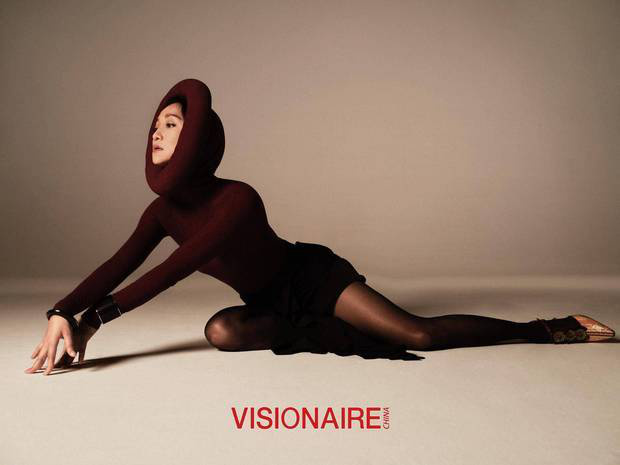 周迅白披肩配豹纹帽造型 优雅大气又不失前卫 -8