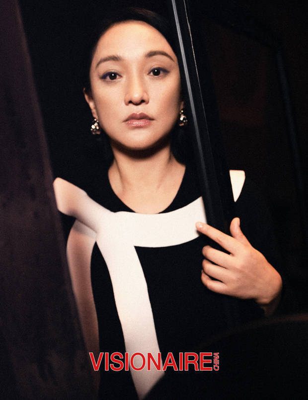 周迅白披肩配豹纹帽造型 优雅大气又不失前卫 -1