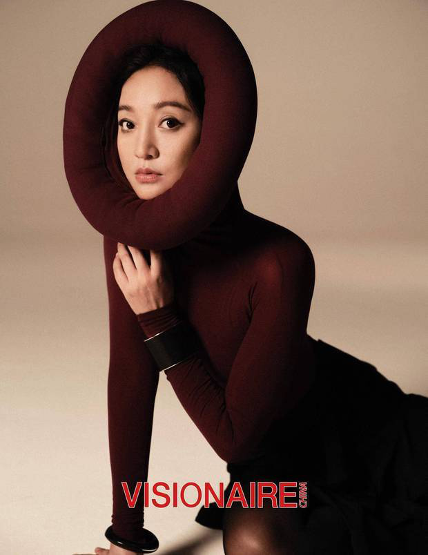 周迅白披肩配豹纹帽造型 优雅大气又不失前卫 -2