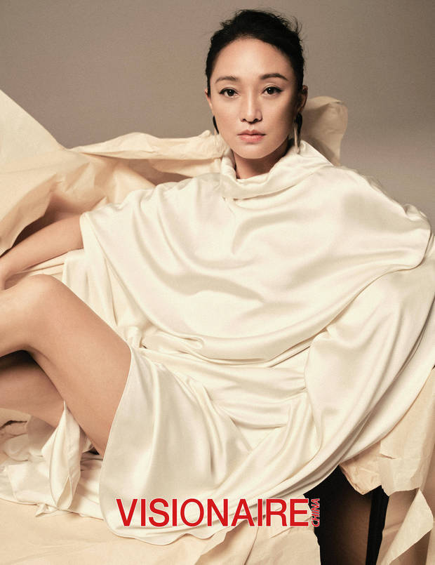 周迅白披肩配豹纹帽造型 优雅大气又不失前卫 -1