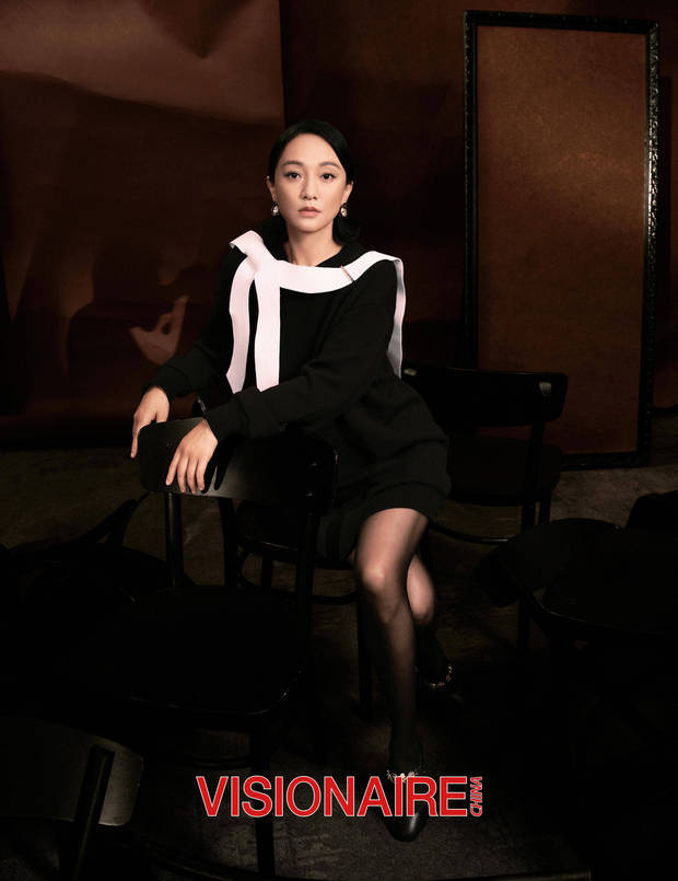 周迅白披肩配豹纹帽造型 优雅大气又不失前卫 -3