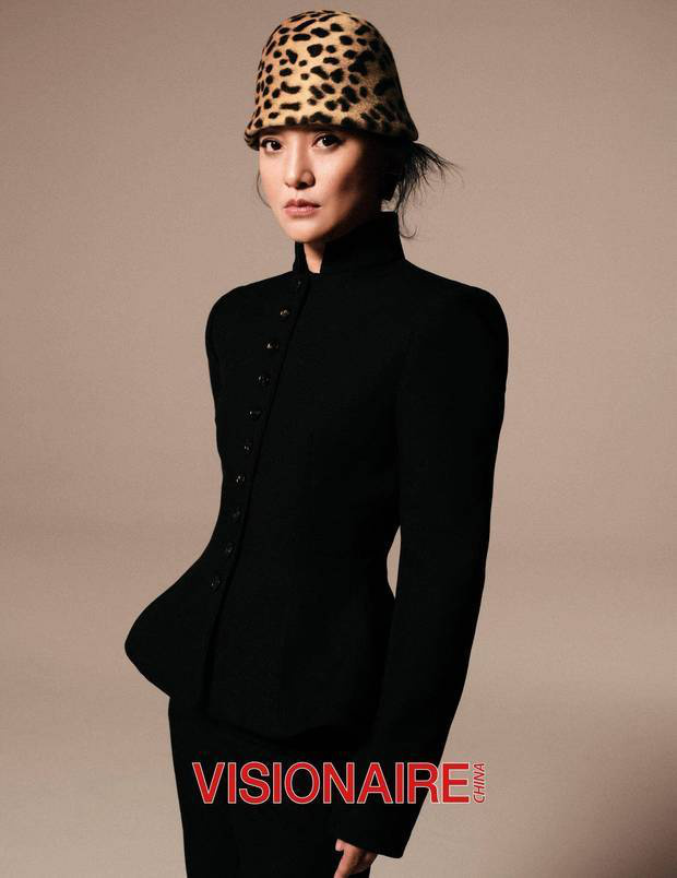 周迅白披肩配豹纹帽造型 优雅大气又不失前卫 -7