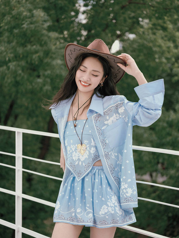 沈月牛仔装展现自由风采，风中浅笑显活力