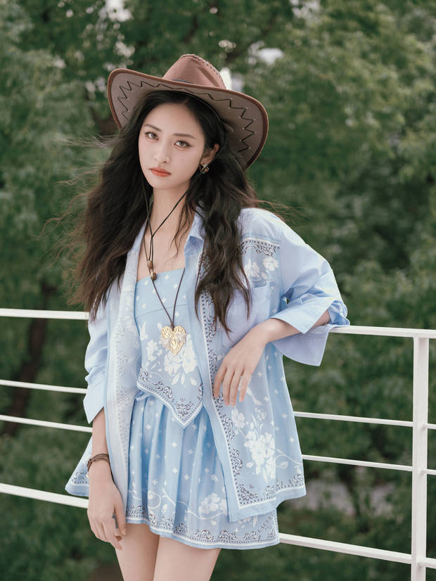 沈月穿牛仔套装自由潇洒 风中浅笑活力十足 -5