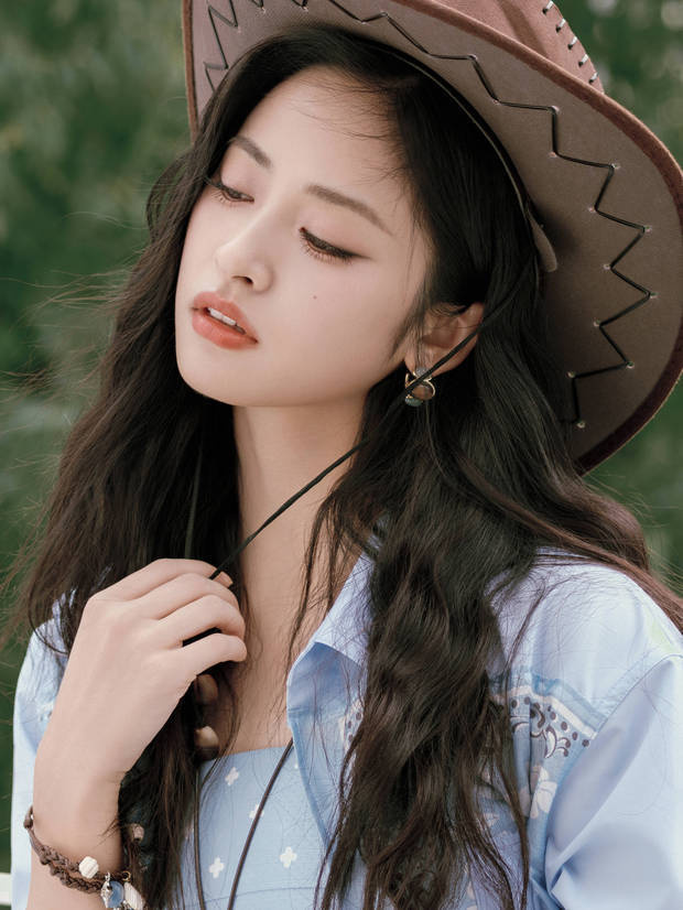 沈月牛仔装展现自由风采，风中浅笑显活力