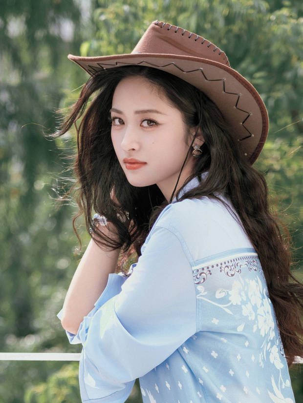 沈月牛仔装展现自由风采，风中浅笑显活力