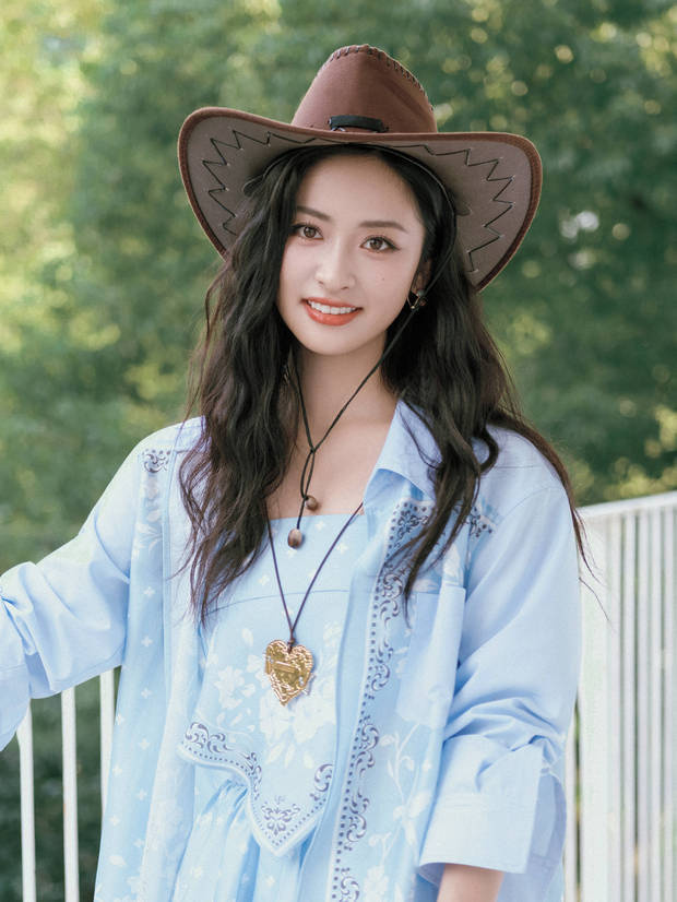 沈月穿牛仔套装自由潇洒 风中浅笑活力十足 -4