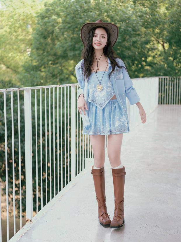 沈月穿牛仔套装自由潇洒 风中浅笑活力十足 -6