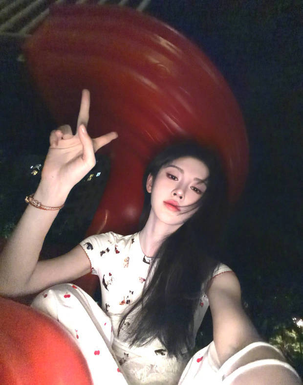 鞠婧祎晒日常随拍清纯温婉 回眸浅笑少女感满满 -1 鞠婧祎晒日常随拍清纯温婉 回眸浅笑少女感满满 -1