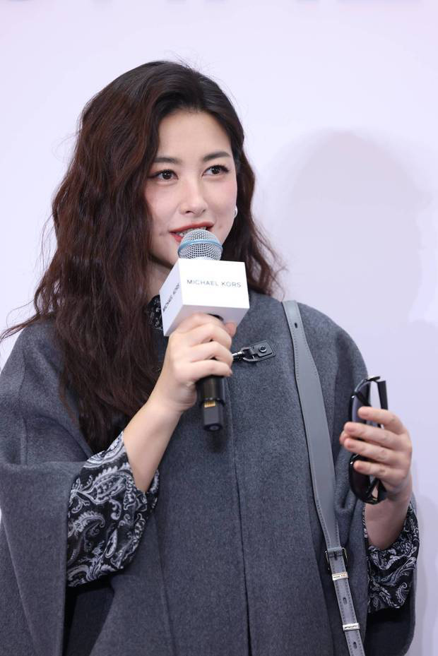 朱珠灰色斗篷造型干练时尚 41岁气质优雅明媚动人 -3