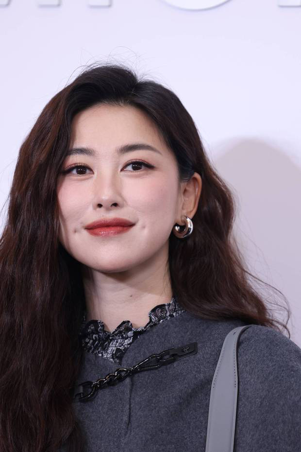 朱珠灰色斗篷造型干练时尚 41岁气质优雅明媚动人 -2