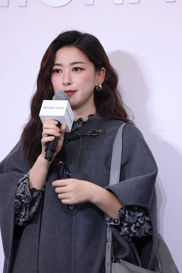 朱珠灰色斗篷造型干练时尚 41岁气质优雅明媚动人 -7