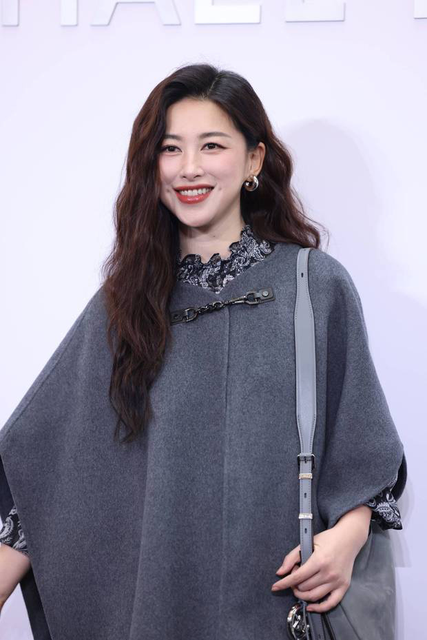 朱珠灰色斗篷造型干练时尚 41岁气质优雅明媚动人 -1