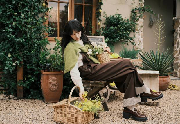 田曦薇28岁生日写真 棕色背带裤戴草帽灵动俏皮 -3 田曦薇28岁生日写真 棕色背带裤戴草帽灵动俏皮 -3