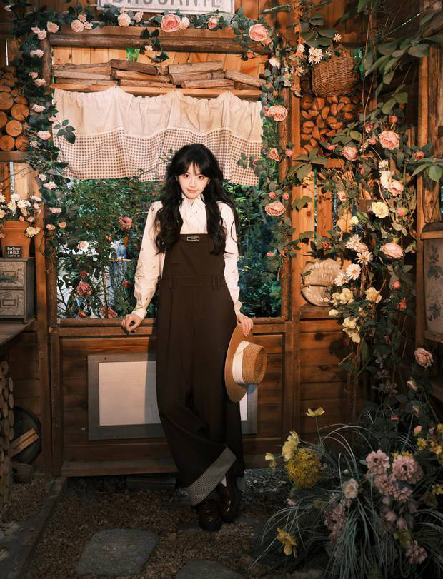 田曦薇28岁生日写真 棕色背带裤戴草帽灵动俏皮 -1 田曦薇28岁生日写真 棕色背带裤戴草帽灵动俏皮 -1