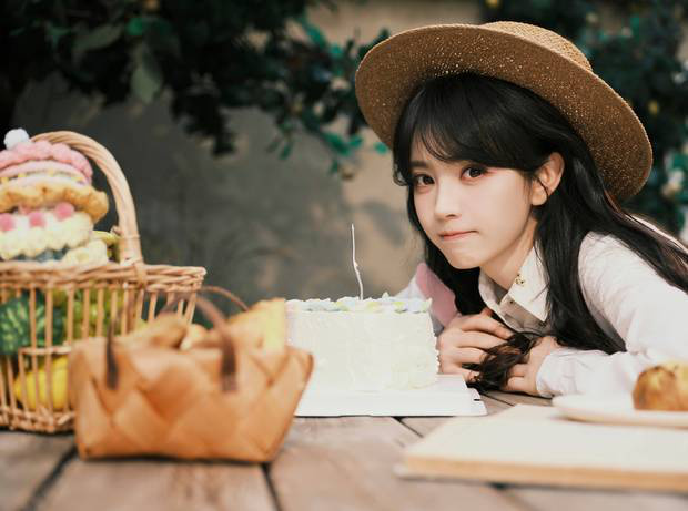 田曦薇28岁生日写真 棕色背带裤戴草帽灵动俏皮 -2 田曦薇28岁生日写真 棕色背带裤戴草帽灵动俏皮 -2