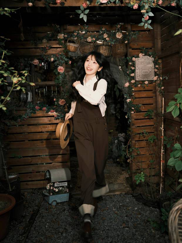 田曦薇28岁生日写真 棕色背带裤戴草帽灵动俏皮 -5 田曦薇28岁生日写真 棕色背带裤戴草帽灵动俏皮 -5