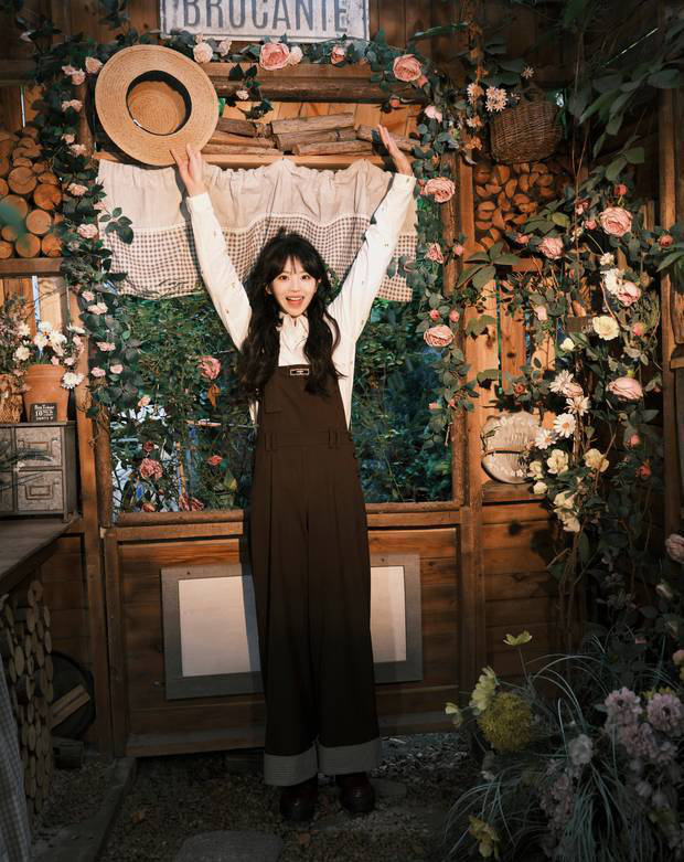 田曦薇28岁生日写真 棕色背带裤戴草帽灵动俏皮 -9 田曦薇28岁生日写真 棕色背带裤戴草帽灵动俏皮 -9