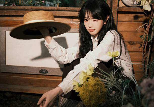 田曦薇28岁生日写真 棕色背带裤戴草帽灵动俏皮 -6 田曦薇28岁生日写真 棕色背带裤戴草帽灵动俏皮 -6