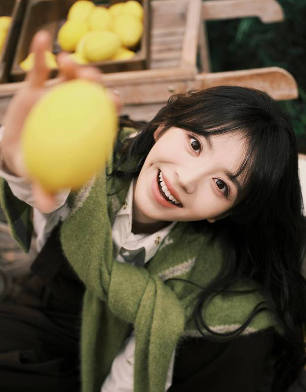 田曦薇28岁生日写真 棕色背带裤戴草帽灵动俏皮 -8 田曦薇28岁生日写真 棕色背带裤戴草帽灵动俏皮 -8