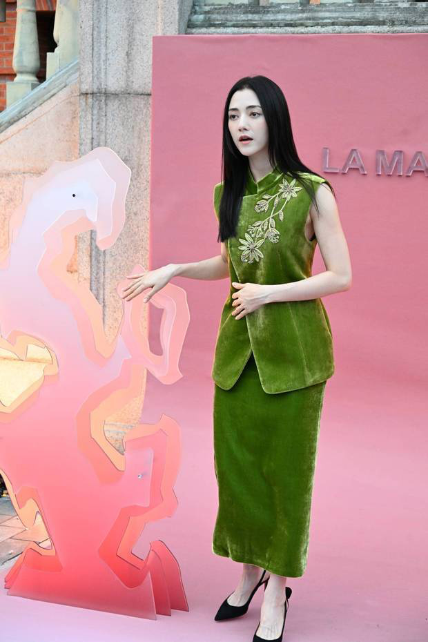 娜然品牌活动惊艳亮相！一袭新中式礼服勾勒窈窕身姿 -2