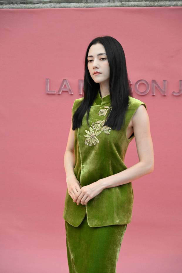 娜然品牌活动惊艳亮相！一袭新中式礼服勾勒窈窕身姿 -3