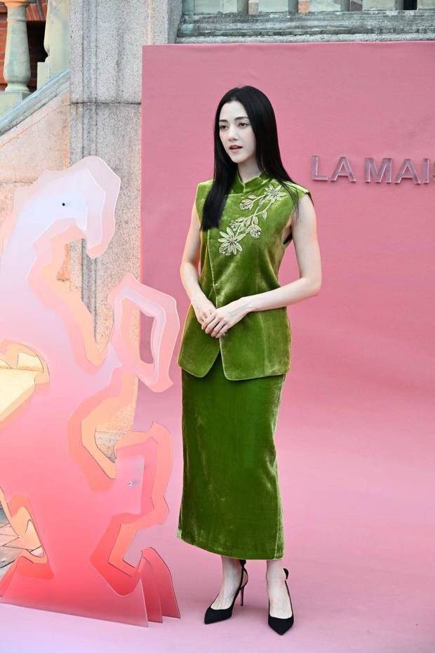 娜然品牌活动惊艳亮相！一袭新中式礼服勾勒窈窕身姿 -1