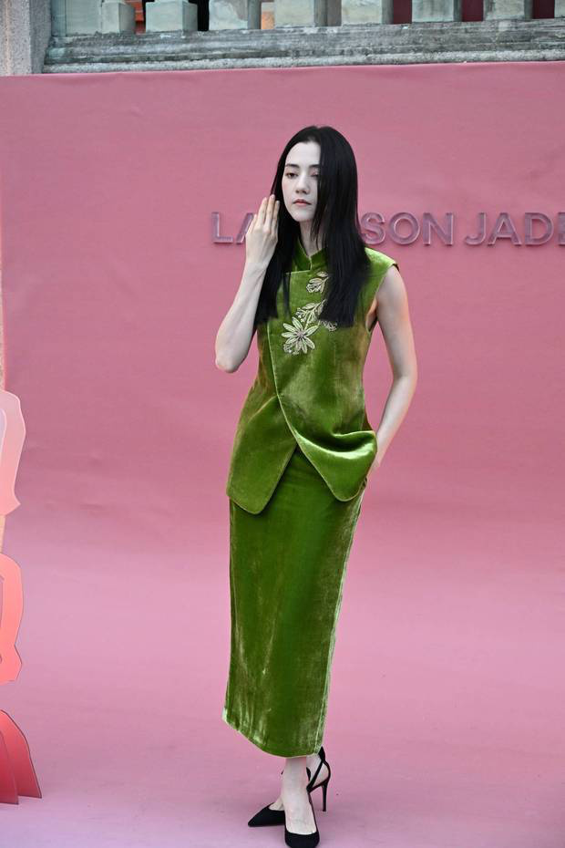 娜然品牌活动惊艳亮相！一袭新中式礼服勾勒窈窕身姿 -4