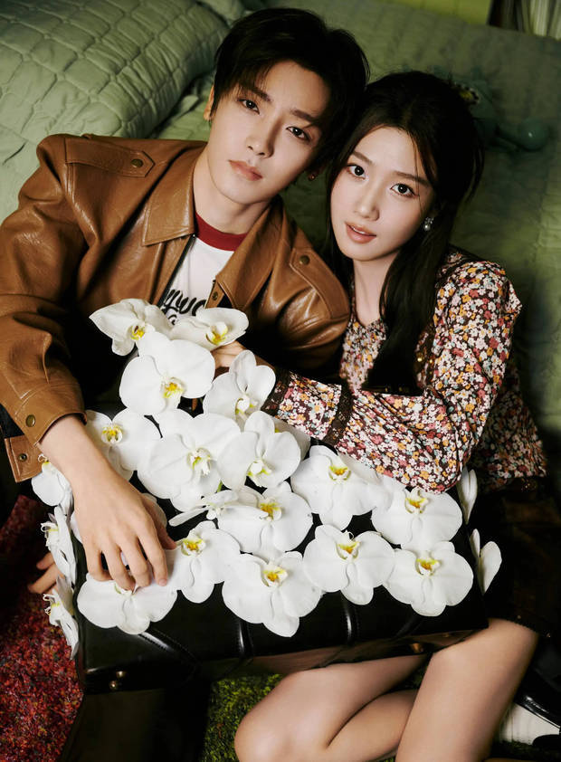 卢昱晓侯明昊弹吉他画面唯美 手捧鲜花CP感十足 -3